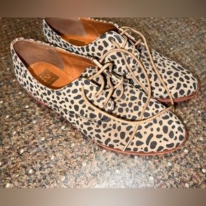 Cute lace up loafers!